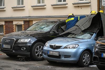 Leipzig - Unwetter sorgt f?r Sch?den: Gro?e Dachteile krachen auf mehrere Autos; Mann bel?stigt Einsatzkr?fte-stock-foto