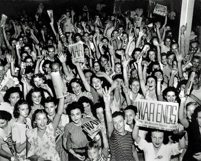 Atombombe Hiroshima Feier des Sieges ?ber Japan (VJ Day) auf dem Jackson Square in der Innenstadt von Oak Ridge (Site X,-stock-foto