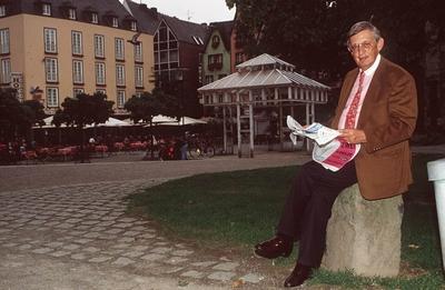 Bildnummer: 56822163  Datum: 01.09.1995  Copyright: imago/teutopressClaus-Hinrich Casdorff 09/95 her Mann Fernsehen TV Moderation Journalismus grauhaarig Brille seri?s Jackett Krawatte quer ganz sitzend drau?en Beine Zeitung lesend neutral Shooting People x0x xkg 1995 quer  56822163 Date 01 09 1995 Copyright Imago  Claus Hinrich Casdorff 09 95 her Man Television TV Moderation Journalism grauhaarig Glasses seriously Jacket Tie horizontal whole seated outside Legs Newspaper read neutral Shooting Celebrities x0x xkg 1995 horizontal-stock-foto
