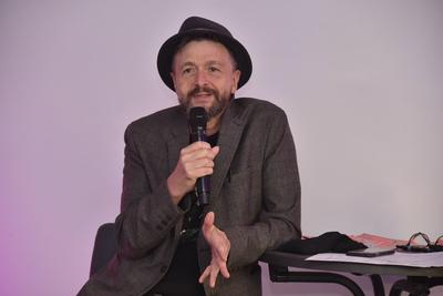 Der Comicautor und Comiczeichner Ralf K?nig posiert bei der Pressekonferenz zu 30 Jahre Comedy Festival 2021 *** Comic-stock-foto