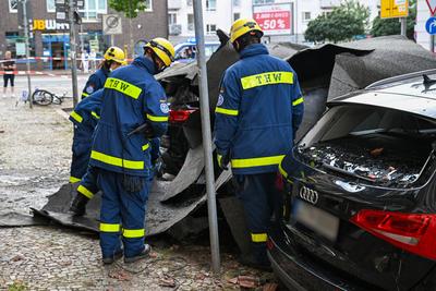 Leipzig - Unwetter sorgt f?r Sch?den: Gro?e Dachteile krachen auf mehrere Autos; Mann bel?stigt Einsatzkr?fte-stock-foto
