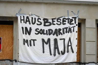 Leipzig - "Free Maja"-Protest im Leipziger Osten: Antifa-Aktivisten besetzen Haus - Polizei vor Ort-stock-foto
