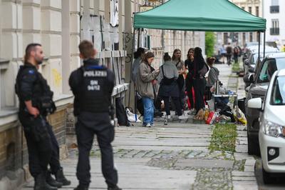 Leipzig - "Free Maja"-Protest im Leipziger Osten: Antifa-Aktivisten besetzen Haus - Polizei vor Ort-stock-foto