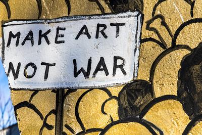 Make Art Not war - Augsburgs eigener Feiertag: das Hohe Friedensfest. Zu diesem Anlass entstand diese kunstvolle Wandbem-stock-foto