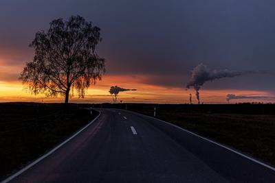 Die Kohlekraftwerke Schwarze Pumpe (L) und Boxberg (R) zeichnen sich ab in der Abenddaemmerung bei Ober-Prauske, 13.04.2-stock-foto