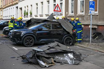 Leipzig - Unwetter sorgt f?r Sch?den: Gro?e Dachteile krachen auf mehrere Autos; Mann bel?stigt Einsatzkr?fte-stock-foto