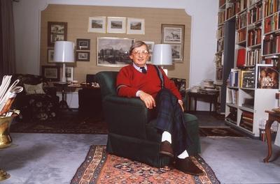 Bildnummer: 56702449  Datum: 01.11.1988  Copyright: imago/teutopressClaus-Hinrich Casdorff 11/88 hof Mann Fernsehen TV Moderation Journalismus grauhaarig Brille leger Pullover Krawatte quer ganz sitzend Sessel Wohnzimmer Beine neutral People Shooting x0x xsk 1988 quer  56702449 Date 01 11 1988 Copyright Imago teutopress Claus Hinrich Casdorff 11 88 Yard Man Television TV Moderation Journalism grauhaarig Glasses casual Sweater Tie horizontal whole seated Armchair Living room Legs neutral Celebrities Shooting x0x xSK 1988 horizontal-stock-foto