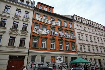 Leipzig - "Free Maja"-Protest im Leipziger Osten: Antifa-Aktivisten besetzen Haus - Polizei vor Ort-stock-foto