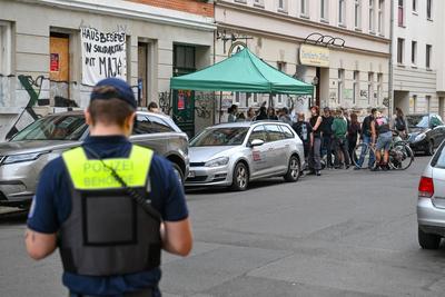 Leipzig - "Free Maja"-Protest im Leipziger Osten: Antifa-Aktivisten besetzen Haus - Polizei vor Ort-stock-foto