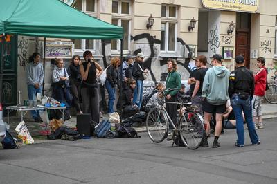 Leipzig - "Free Maja"-Protest im Leipziger Osten: Antifa-Aktivisten besetzen Haus - Polizei vor Ort-stock-foto