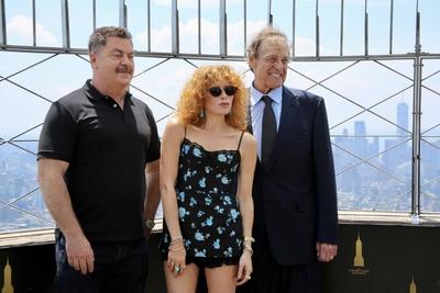 Natasha lyonne, nick offerman and john goodman light the empire state building-stock-foto