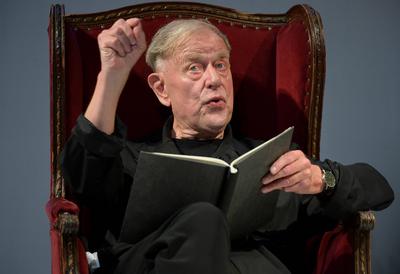 Lesung des Theaterregisseurs und ehemaligen Direktors des Wiener Burgtheaters, Claus Peymann, im Stadttheater Gmunden,-stock-foto