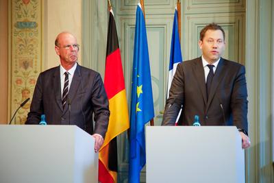 Pressekonferenz bei der deutsch-franz?sischen Klausur der Finanzminister-stock-foto