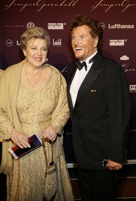 1101/ V.l.Marie_luise Marjan und Dieter Wedel.Zum Semperopernball 2015 wurde auch dieses Jahr nach Dresden geladen mit-stock-foto
