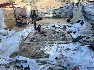 Palestinians assess the damage in the aftermath of an overnight Israeli strike that hit Nuseirat-stock-foto