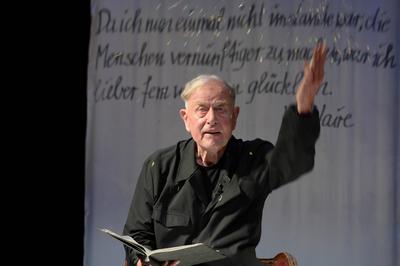 Lesung des Theaterregisseurs und ehemaligen Direktors des Wiener Burgtheaters, Claus Peymann, im Stadttheater Gmunden,-stock-foto
