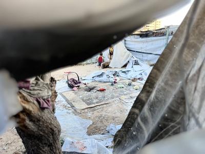 Palestinians assess the damage in the aftermath of an overnight Israeli strike that hit Nuseirat-stock-foto