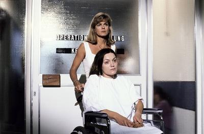 ANWALT ABEL IHRE ZEUGIN HERR ABEL Abels Assistentin Jane wurde Zeugin eines schweren Verkehrsunfa-stock-foto