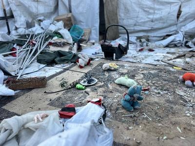 Palestinians assess the damage in the aftermath of an overnight Israeli strike that hit Nuseirat-stock-foto