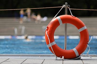 Im Kölner Stadionbad genießen Badegäste bei sommerlichen Temperaturen die Freibad-Saison. Das Rheinland ächzt unter eine-stock-foto