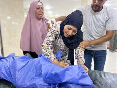 Relatives and loved ones of the Palestinians, who lost their lives when the Israeli army targeted to Nuseirat, mourn their deceased ones at Al-Awda Hospital-stock-foto