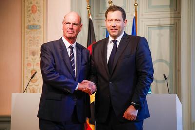 Pressekonferenz bei der deutsch-franz?sischen Klausur der Finanzminister-stock-foto