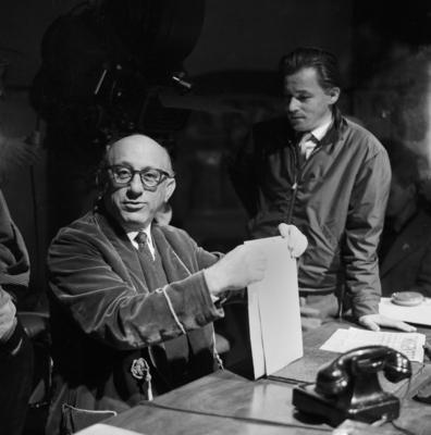 Nachts wenn der Teufel kam Nachts wenn der Teufel kam, Spielfilm, Deutschland 1957, Regie: Robert Siodmak am Schreibtisc-stock-photo