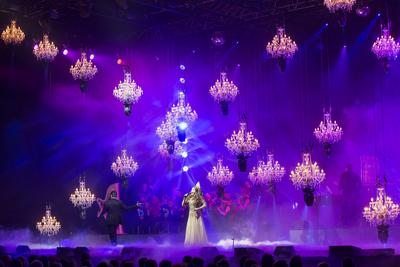 19/ Sarah Brightman, Royal Christmas Gala im Berliner Tempodrom am 05.12.2017. Folk, Pop, Rock, Oper, Saengerin, Sopran-stock-foto