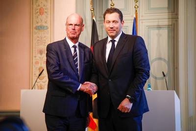 Pressekonferenz bei der deutsch-franz?sischen Klausur der Finanzminister-stock-foto