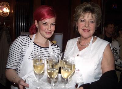 Schauspielerin Marie-Luise Marjan (re.) und Moderatorin Enie van de Meiklokjes (beide GER) servieren Sekt anl?sslich de-stock-foto