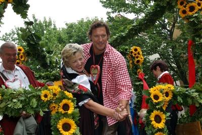 Marie-Luise Marjan und Ralf M?ller (beide GER) tanzen zusammen auf einem Umzugswagen - Wiesner?ffnungsumzug durch M?nch-stock-foto