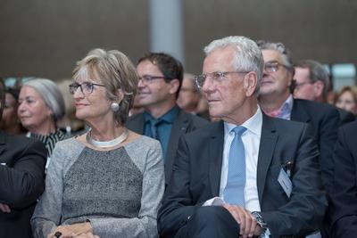 Dr Auma Obama wird f?r Engagement f?r Entwicklungszusammenarbeit im Historischen Rathaus K?ln mit d-stock-foto