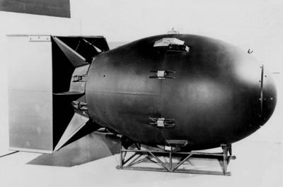 WW2: Nuclear weapon of the Fat Man type, the kind which was detonated over Nagasaki, Japan in 1945. The bomb is 60 inch-stock-foto