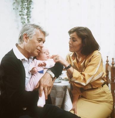 ICH HEIRATE EINE FAMILIE / Familienzuwachs / D 1984 / Angi und Werner sind gl?cklich ?ber ihr Baby Franzsiska. / PETER-stock-foto