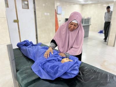 Relatives and loved ones of the Palestinians, who lost their lives when the Israeli army targeted to Nuseirat, mourn their deceased ones at Al-Awda Hospital-stock-foto