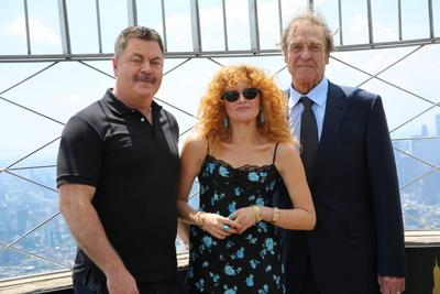 Natasha lyonne, nick offerman and john goodman light the empire state building-stock-foto