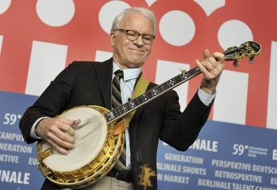 US Schauspieler Steve Martin spieltam Freitag, 13. Februar 2009, Banjo bei einer Pressekonferenz fuer den Wettbewerbsfi-stock-photo