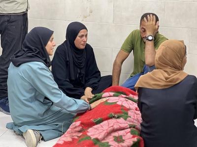 Relatives and loved ones of the Palestinians, who lost their lives when the Israeli army targeted to Nuseirat, mourn their deceased ones at Al-Awda Hospital-stock-foto