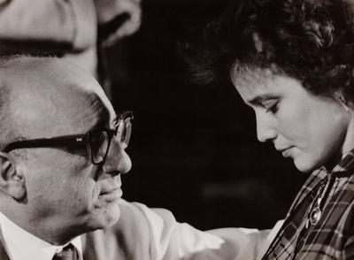 Robert Siodmak, deutscher Regisseur, Drehbuchautor und Produzent, mit Schauspielerin Maria Schell bei der Produktion des-stock-foto