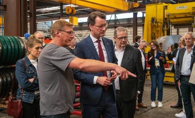 Besuch von MP-NRW Hendrik W?st bei der Bandstahl-Service-Hagen GmbH-stock-foto