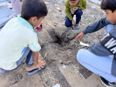 Palestinians assess the damage in the aftermath of an overnight Israeli strike that hit Nuseirat-stock-foto