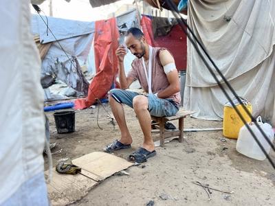 Palestinians assess the damage in the aftermath of an overnight Israeli strike that hit Nuseirat-stock-foto