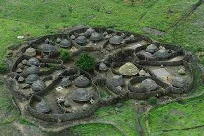 Uganda, Karamoja, Karamojong kral UGANDA, Karamoja, Kotido, karamojong pastoral tribe, aerial view of homestead with hut-stock-foto