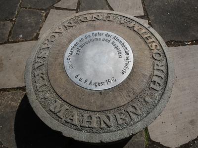 Denkmal an die Opfer der Atombombenabw?rfe auf Hiroshima und Nagasaki auf dem Lukash?gel in Magdeburg Denkmal an die Opf-stock-foto