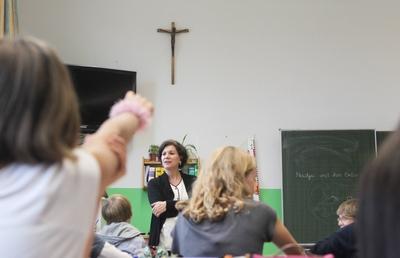 Bildnummer: 59755074  Datum: 01.06.2011  Copyright: imago/epdEin Kruzifix h?ngt am 01.06.2011 in einem Klassenzimmer des katholischen Maria-Ward-Gymnasiums in Augsburg. DER ABDRUCK DES EPD-FOTOS IST HONORARPFLICHTIG! Kruzifix im Klassenzimmer xdp x0x 2011 quer Religionen Religion katholische_Kirche Kreuz Kruzifix Christentum Religi?sit?t Bildung Schulen Schule Unterricht Gymnasium  59755074 Date 01 06 2011 Copyright Imago epd a Crucifix hang at 01 06 2011 in a Classroom the Catholic Mary Ward Gymnasium in Augsburg the Imprint the epd Photos is  Crucifix in Classroom XDP x0x 2011 horizontal Religions Religion  Cross Crucifix Christianity Religi?sit?t Education Schools School Teaching Gymnasium-stock-foto