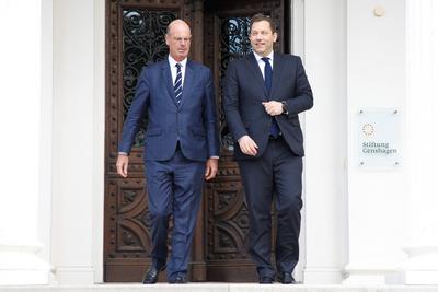 Pressekonferenz bei der deutsch-franz?sischen Klausur der Finanzminister-stock-foto