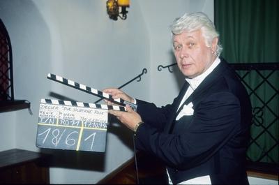 Peter Weck 10/94 kri Mann Fernsehen TV Schauspiel Regie wei?haarig seri?s festlich Fliege quer halb stehend Frack Klapp-stock-foto