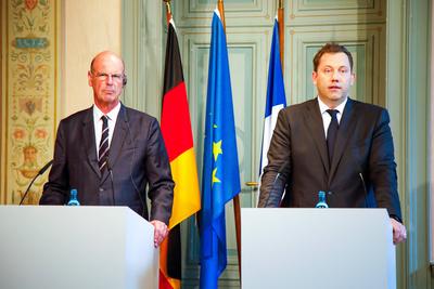 Pressekonferenz bei der deutsch-franz?sischen Klausur der Finanzminister-stock-foto