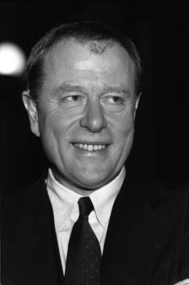 Bildnummer: 56704694  Datum: 01.12.1988  Copyright: imago/teutopressClaus Peymann (Theater-Intendant) 12/88 hof Mann Intendanz ehemals ehemaliger Intendant Burgtheater Wien Schauspiel dunkelhaarig kurzhaarig Jackett Anzug Hemd Krawatte Portrait hoch l?chelnd Fototermin ZDF-Talkshow Live People x0x xsk 1988 hoch  56704694 Date 01 12 1988 Copyright Imago teutopress Claus Peymann Theatre Director 12 88 Yard Man Management former former Director Burgtheater Vienna Acting dark haired short Jacket Suit Shirt Tie Portrait vertical smiling Photo call ZDF Talk show Live Celebrities x0x xSK 1988 vertical-stock-foto