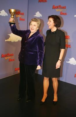 59/ Musical: Marie-Luise Marjan mit Goldkelch und Carmen Rabsilber bei der Deutschlandpremiere zu Spamalot im Musical D-stock-foto